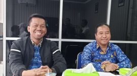 (Kanan) Inspektur Lombok Barat, Suparlan dan Kepala Badan Kepegawaian dan Pengembangan Sumber Daya Manusia (BKPSDM) Kabupaten Lombok Barat, Jamaludin. Foto (Doc.Ist)
