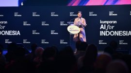 Menteri Komunikasi dan Digital Meutya Hafid saat memberikan sambutan pada acara “AI for Indonesia 2025 by Kumparan” di Ballroom Djakarta Theater, Jakarta, Kamis (23/10/2025) mengatakan Indonesia termasuk salah satu negara paling optimistis di dunia dalam menghadapi perkembangan AI. (Foto: Kemkomdigi)