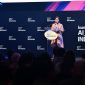 Menteri Komunikasi dan Digital Meutya Hafid saat memberikan sambutan pada acara “AI for Indonesia 2025 by Kumparan” di Ballroom Djakarta Theater, Jakarta, Kamis (23/10/2025) mengatakan Indonesia termasuk salah satu negara paling optimistis di dunia dalam menghadapi perkembangan AI. (Foto: Kemkomdigi)