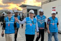 General Manager PLN UIW NTB, Sri Heny Purwanti, bersama Executive Vice President ODM PLN, Rudi Purnomoloka melakukan pemeriksaan di lapangan area sekitar Sirkuit Mandalika. Kamis  (2/10/2025). Foto (PLN)