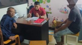 Petugas Unit Pelayanan Perempuan dan Anak (PPA) Polres Lombok Barat saat meminta keterangan dari terduga pelaku kasus pemerkosaan anak di bawah umur di ruang pemeriksaan.