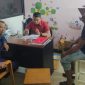 Petugas Unit Pelayanan Perempuan dan Anak (PPA) Polres Lombok Barat saat meminta keterangan dari terduga pelaku kasus pemerkosaan anak di bawah umur di ruang pemeriksaan.