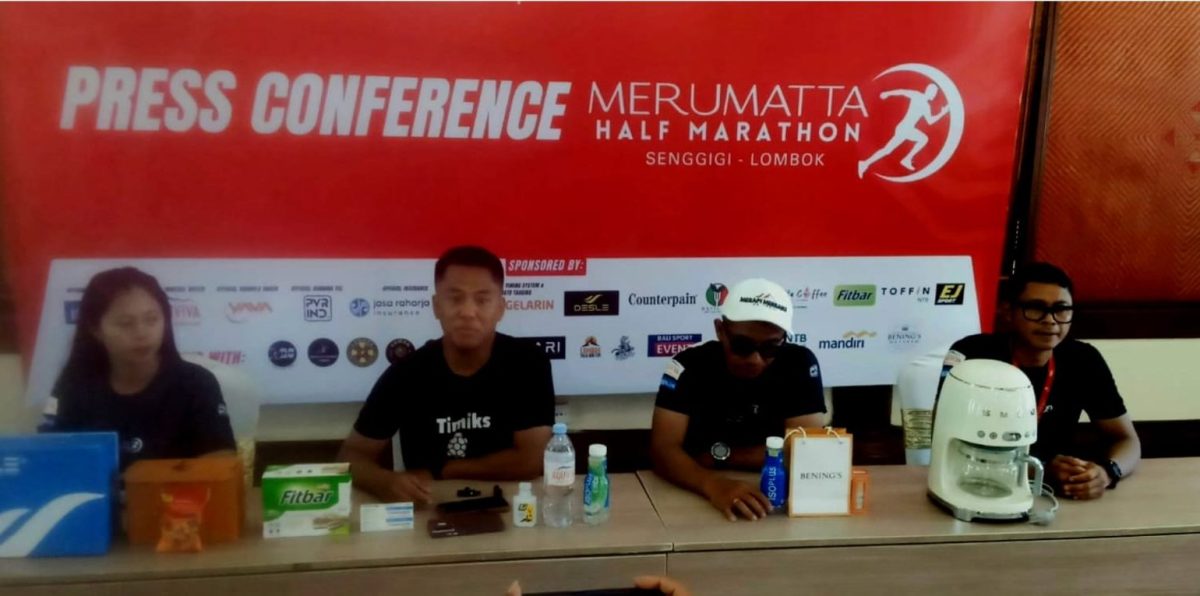 Dua dari kiri General Manager (GM) Hotel Merumatta Senggigi, Fahrurrazi saat gelar jumpa pers dalam event Merumata Hal Marathon 2025. Senggigi (19/10/2025). Foto (Doc.Ist).