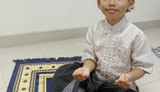 Cucunda Penulis Berdo'a usai melaksanakan Sholat.