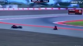 Pembalap Marc Marquez saat terhempas di putaran kelima pada sesi Latihan pada pukul 15.00 WITA. Jumat (03/10/2025).