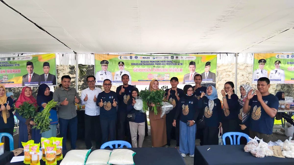 Pemerintah Provinsi Nusa Tenggara Barat (NTB) melalui Dinas Ketahanan Pangan bekerja sama dengan Badan Pangan Nasional menggelar Gerakan Pangan Murah (GPM) yang berlangsung di halaman Kantor Desa Darmaji, Kecamatan Kopang Lombok Tengah. Selasa (28/10/2025). Foto (Pemprov NTB).