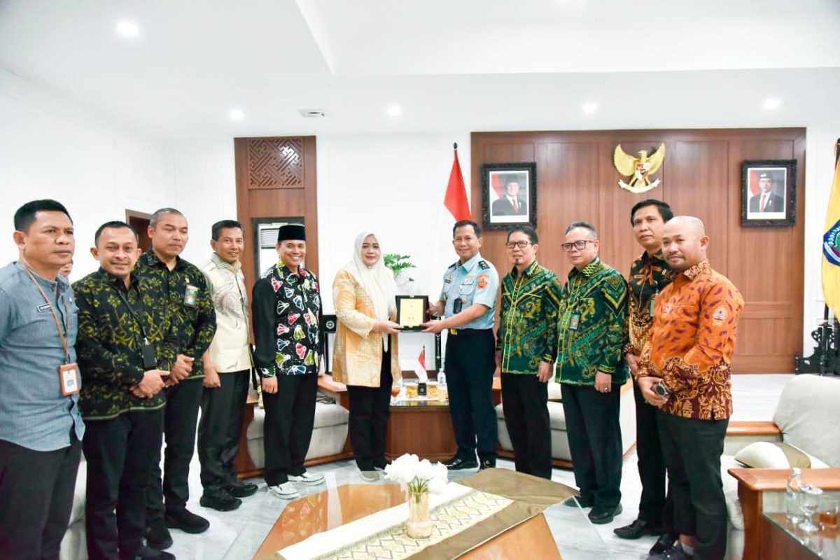 Wakil Gubernur Nusa Tenggara Barat (NTB), Hj. Indah Dhamayanti Putri, S.E., M.I.P., menerima kunjungan Dirjen Badan Peradilan Militer dan Tata Usaha Negara (Badilmiltun) Mahkamah Agung Republik Indonesia Marsda TNI Dr. Yuwono Agung Nugroho, SH., MH., bersama jajaran Pengadilan Tata Usaha Negara (PTUN). Mataram (24/10/2025). Foto (Pemprov NTB).