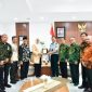 Wakil Gubernur Nusa Tenggara Barat (NTB), Hj. Indah Dhamayanti Putri, S.E., M.I.P., menerima kunjungan Dirjen Badan Peradilan Militer dan Tata Usaha Negara (Badilmiltun) Mahkamah Agung Republik Indonesia Marsda TNI Dr. Yuwono Agung Nugroho, SH., MH., bersama jajaran Pengadilan Tata Usaha Negara (PTUN). Mataram (24/10/2025). Foto (Pemprov NTB).