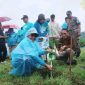Bupati Lombok Barat H. Lalu Ahmad Zaini (LAZ) bersama Wakil Bupati Hj. Nurul Adha (UNA) melakukan kegiatan penanaman pohon dan penebaran bibit ikan di kawasan Bendungan Meninting, Desa Bukit Tinggi, Kecamatan Gunungsari, Kamis (27/11/2025).
