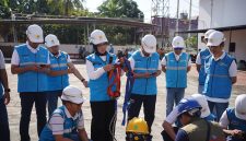 General Manager PT PLN (Persero) Unit Induk Wilayah NTB, Sri Heny Purwanti saat menggelar Apel Gelar Pasukan dan Peralatan Program Bantuan Pasang Baru Listrik (BPBL) Tahun 2025.