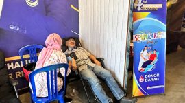 Anggota DPR RI Fraksi NasDem, H. Fauzan Khalid melakukan donor darah di Desa Bagik Polak, Kecamatan Labuapi, Lombok Barat, NTB, Sabtu (8/11/2025).