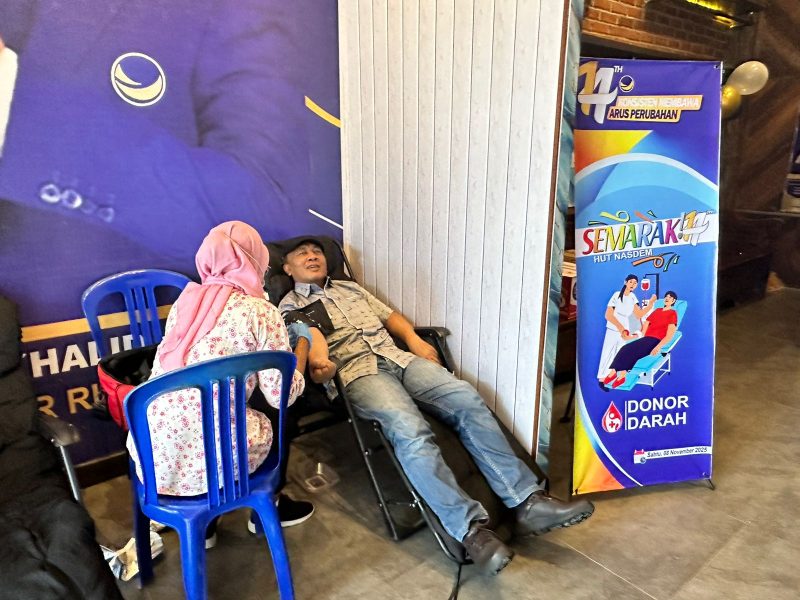 Anggota DPR RI Fraksi NasDem, H. Fauzan Khalid melakukan donor darah di Desa Bagik Polak, Kecamatan Labuapi, Lombok Barat, NTB, Sabtu (8/11/2025).