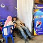 Anggota DPR RI Fraksi NasDem, H. Fauzan Khalid melakukan donor darah di Desa Bagik Polak, Kecamatan Labuapi, Lombok Barat, NTB, Sabtu (8/11/2025).