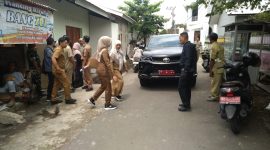 Wakil Bupati Lombok Barat Hj. Nurul Adha meninjau progres bantuan rumah tidak layak huni (RTLH) di Dusun Sandongan Timur, Desa Saribaye, Selasa (11/11/2025). Foto (Doc.Ist)