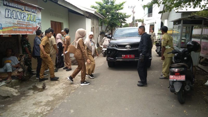 Wakil Bupati Lombok Barat Hj. Nurul Adha meninjau progres bantuan rumah tidak layak huni (RTLH) di Dusun Sandongan Timur, Desa Saribaye, Selasa (11/11/2025). Foto (Doc.Ist)