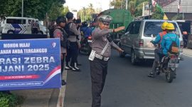 Petugas kepolisian Polres Lombok Barat menggelat Operasi Zebra Rinjani 2025 yang berlokasi di Jalan Raya Lembar, tepat di depan Markas Kepolisian Resor Lombok Barat. Senin (17/11/2025). Foto (Ramli/gontb).