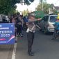 Petugas kepolisian Polres Lombok Barat menggelat Operasi Zebra Rinjani 2025 yang berlokasi di Jalan Raya Lembar, tepat di depan Markas Kepolisian Resor Lombok Barat. Senin (17/11/2025). Foto (Ramli/gontb).