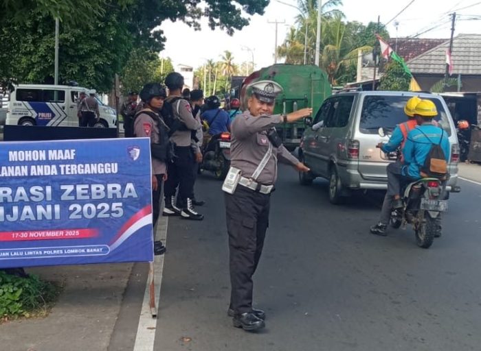 Petugas kepolisian Polres Lombok Barat menggelat Operasi Zebra Rinjani 2025 yang berlokasi di Jalan Raya Lembar, tepat di depan Markas Kepolisian Resor Lombok Barat. Senin (17/11/2025). Foto (Ramli/gontb).