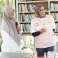 General Manager PLN UIW NTB, Sri Heny Purwanti bersama Ketua PKK sekaligus Ketua Dekranasda Kabupaten Lombok Utara, Hj. Rohani Najmul Akhyar dalam Program Tanggung Jawab Sosial dan Lingkungan (TJSL) Srikandi Women Support Women dengan tema Womenpreneur Empowerment di Basecamp Klub Baca Perempuan, Dusun Jambianom, Desa Medana, Kecamatan Tanjung, Kabupaten Lombok Utara. Foto (PLN NTB)