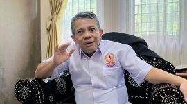 Ketua Komite Olahraga Nasional Indonesia (KONI) Kabupaten Lombok Barat (Lobar), Abubakar Abdullah, saat ditemui diruangannya, Sabtu (22/11/2025). Foto (Ramli/gontb). 