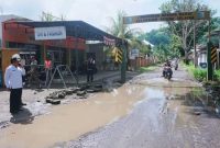 Bupati Lombok Barat, H. Lalu Ahmad Zaini (LAZ) melihat kondisi jalan yang rusak dan berlubang di ruas Jalan Menang Barat menuju Gerung Selatan dan Aik Ampat. Foto (Doc.Ist)