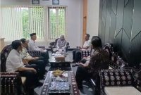 Wakil Bupati Lombok Barat (Lobar) Hj. Nurul Adha didampingi Kepala Dinas Pendidikan dan Kebudayaan Kabupaten Lombok Barat, M. Hendrayadi menerima kunjungan pengurus Persatuan Guru Republik Indonesia (PGRI) Kabupaten Lombok Barat di ruang kerjanya, Rabu (05/11/2025).