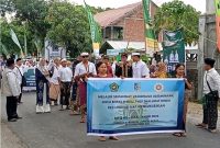 Kontingen Parisada Hindu Dharma Indonesia (PHDI) Kecamatan Lingsar yang tutut serta dalam Pawai Ta’aruf Musabaqah Tilawatil Qur’an (MTQ) ke-31 tingkat Kabupaten Lombok Barat yang digelar pada Sabtu (8/11/2025). Foto (Doc.Istimewa).