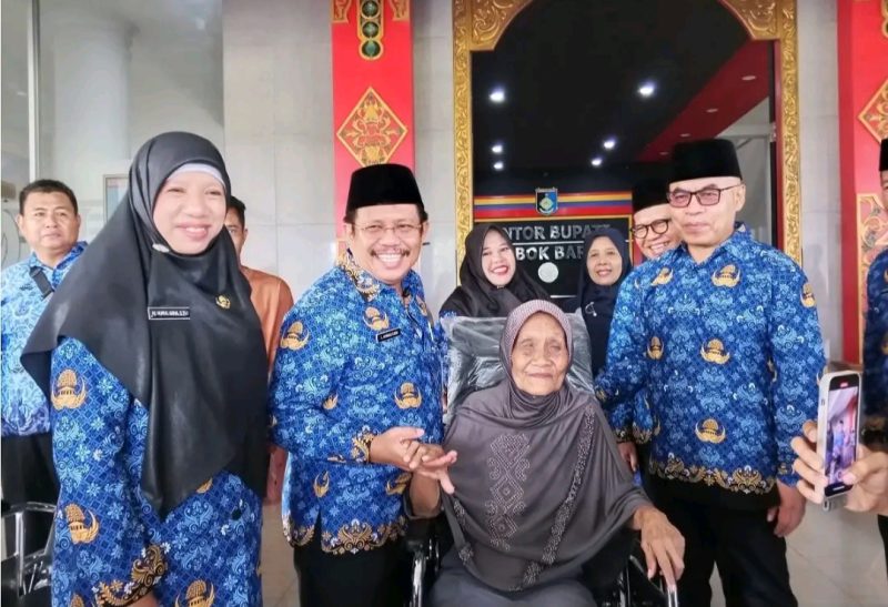 Bupati Lombok Barat, H. Lalu Ahmad Zaini, dan Wakil Bupati, Hj. Nurul Adha di dampingi Kepala Dinas Sosial Lombok Barat, H. Lalu Winengan memberikan bantuan secara simbolis dan langsung kepada penerima yang bertempat di depan lobi Kantor Bupati Lombok Barat. Senin (10/11/2025). Foto (Ramli/gontb)