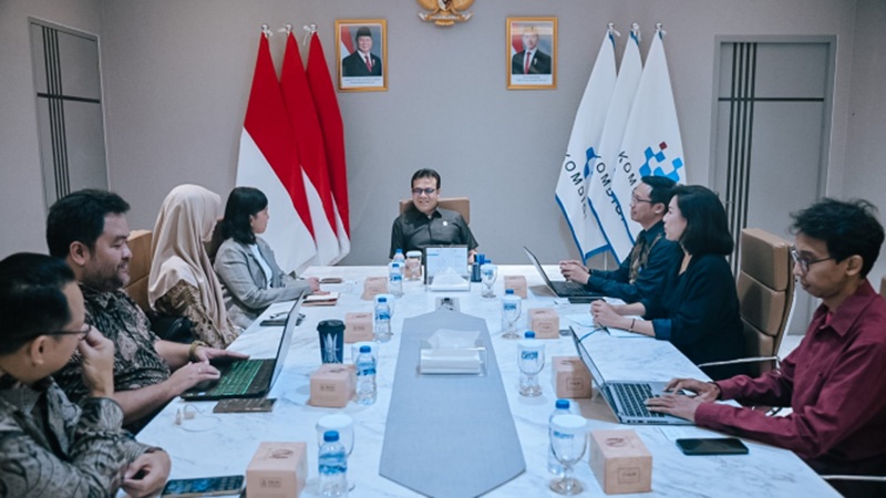 Wamenkomdigi, Nezar Patria, saat menerima audiensi Indonesia AI Institute di Kantor Kementerian Komdigi, Jakarta Pusat, Kamis (06/11/2025). (Foto: Ahmad Tri Hawaari/Kemkomdigi)