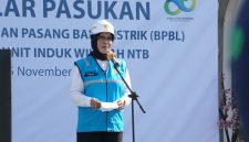 General Manager PLN UIW NTB, Sri Heny Purwanti saat memberikan pengarahan pada Apel Gelar Pasukan dan Peralatan Program Bantuan Pasang Baru Listrik (BPBL) Tahun 2025 di Mataram. Rabu 5 Nopember 2025. Foto (PLN NTB)