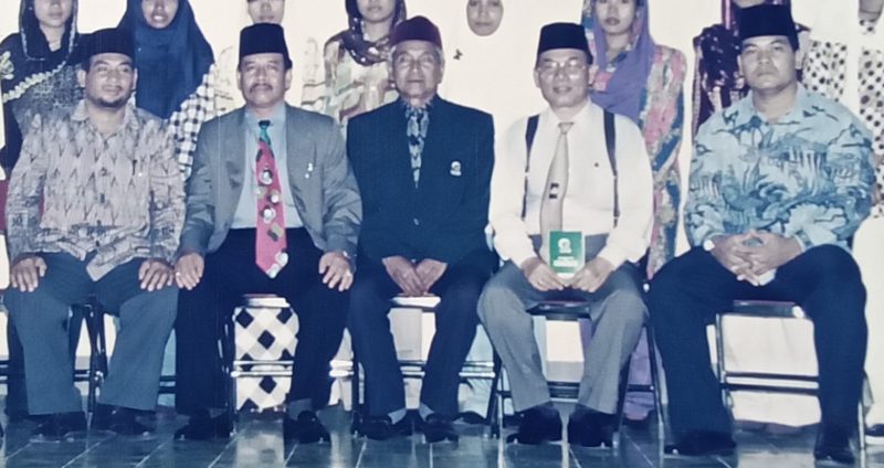 Foto Kenangan Posisi Barisan Dari Kanan-Kekiri: 1).H. Asren Nasution 2). KH.M. Ridwan Ibrahim Ibrahim Lubis 3). TGH. Lalu Ahmad Suparlan (tengah) 4). H. Lukman Hakim Hasibuan 5). Aswan Nasution. Mataram Tahun 1996.