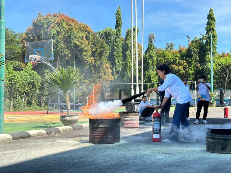 Salah seorang Tim Reaksi Cepat dari Unit Pelaksana Transmisi (UPT) Mataram saat melakukan simulasi Pemadaman Api. Foto (PLN NTB)