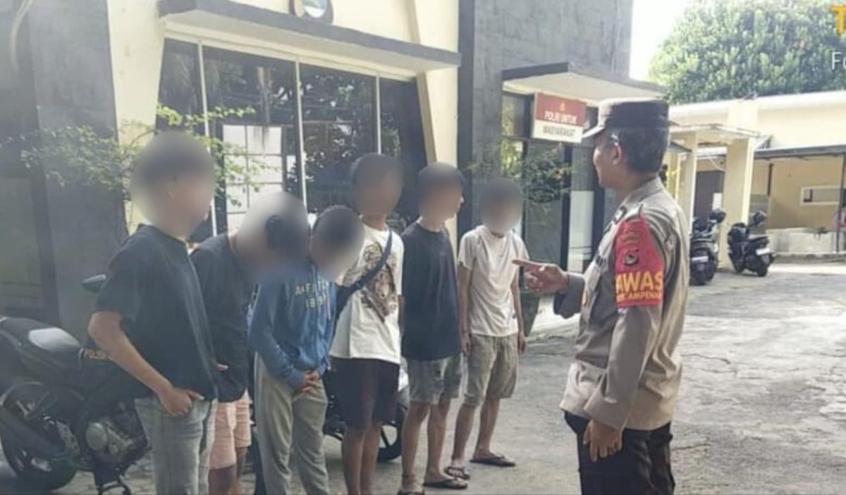 Enam Remaja yang diduga terlibat dalam judi adu panco di depan Rumah Sakit Karang Ujung, Kecamatan Ampenan diamankan Polisi, Minggu (23/11/2025). Foto (Polresta Mataram).
