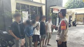 Enam Remaja yang diduga terlibat dalam judi adu panco di depan Rumah Sakit Karang Ujung, Kecamatan Ampenan diamankan Polisi, Minggu (23/11/2025). Foto (Polresta Mataram).