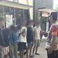 Enam Remaja yang diduga terlibat dalam judi adu panco di depan Rumah Sakit Karang Ujung, Kecamatan Ampenan diamankan Polisi, Minggu (23/11/2025). Foto (Polresta Mataram).