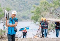 Tim PLN UP3 Sumbawa melakukan proses pemasangan PLTS SUPERSUN di Gili Tapan dan Gili Ngali Sumbawa. Foto (PLN NTB).