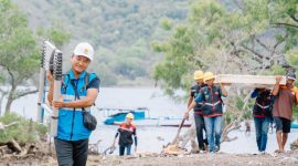 Tim PLN UP3 Sumbawa melakukan proses pemasangan PLTS SUPERSUN di Gili Tapan dan Gili Ngali Sumbawa. Foto (PLN NTB).