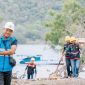 Tim PLN UP3 Sumbawa melakukan proses pemasangan PLTS SUPERSUN di Gili Tapan dan Gili Ngali Sumbawa. Foto (PLN NTB).