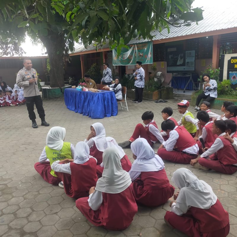 Bhabinkamtibmas Kelurahan Mataram Timur Polsek Mataram, Aiptu Nurul Mukminin, hadir sebagai pemateri dan juri kehormatan pada kegiatan spesial yang digelar SDN 23 Mataram, Selasa (25/11/2025).
