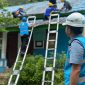 Petugas PLN sedang melakukan pemasangan Panel Supersun.