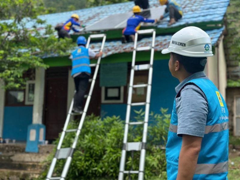 Petugas PLN sedang melakukan pemasangan Panel Supersun.