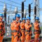 6 personel Unit Layanan Transmisi dan Gardu Induk (ULTG) Sumbawa melaksanakan pemeliharaan peralatan pada Bay Line 150 kV penghantar Sumbawa–Labuhan di GI Labuhan.   Rabu (26/11/2025). Foto (Humas PLN NTB)
