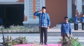 Gubernur NTB Dr. H. Lalu Muhamad Iqbal menjadi pembina upacara pada Hari Kesadaran Nasional yang yang digelar di halaman Kantor Gubernur NTB, Senin (17/11/2025). Foto (Pemprov NTB).