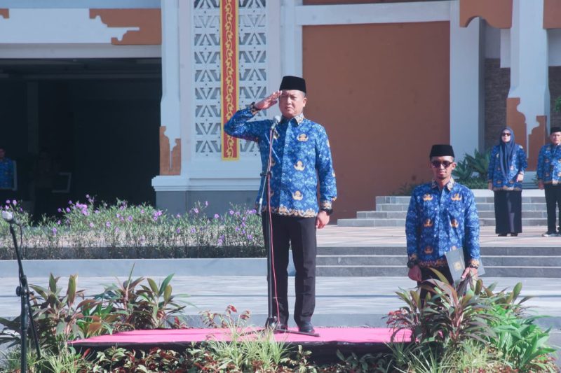 Gubernur NTB Dr. H. Lalu Muhamad Iqbal menjadi pembina upacara pada Hari Kesadaran Nasional yang yang digelar di halaman Kantor Gubernur NTB, Senin (17/11/2025). Foto (Pemprov NTB).
