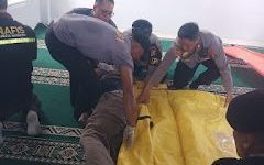 Polisi melakukan evakuasi jenazah Hairil Alami (50), warga Ampenan yang ditemukan di Musholla SPBU Lingkar Selatan, Kelurahan Jempong Baru, Mataram. Selasa (18/11/2025). Foto (Doc.Ist)