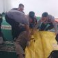 Polisi melakukan evakuasi jenazah Hairil Alami (50), warga Ampenan yang ditemukan di Musholla SPBU Lingkar Selatan, Kelurahan Jempong Baru, Mataram. Selasa (18/11/2025). Foto (Doc.Ist)