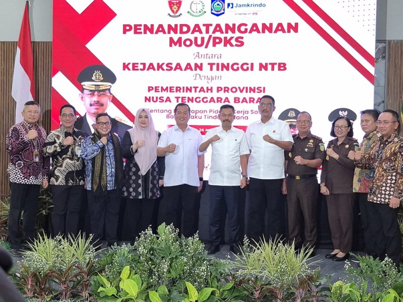 Pemerintah Provinsi Nusa Tenggara Barat (NTB) bersama Kejaksaan Tinggi dan para Bupati/Wali Kota se-NTB menandatangani Nota Kesepahaman (MoU) mengenai implementasi pidana kerja sosial menuju pemberlakuan Kitab Undang Undang Hukum Pidana (KUHP) atau UU 1/ 2023 pada 2 Januari 2026 mendatang.