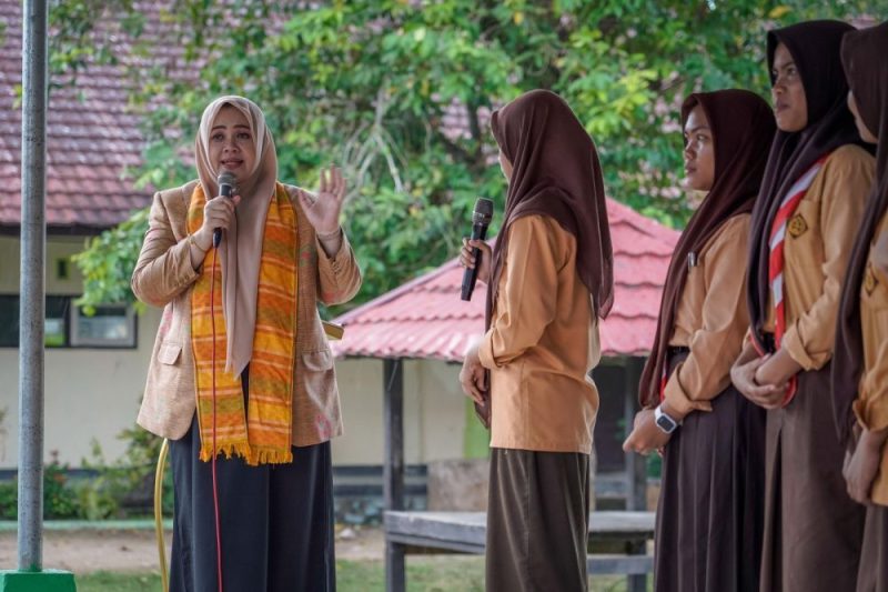Wakil Gubernur Nusa Tenggara Barat (NTB) Hj. Indah Dhamayanti Putri, M.IP saat mengunjungi SMAN 1 Woja, Kabupaten Dompu, Sabtu (1/11/2025). Foto (Pemprov NTB)