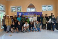 Foto: H. Syukur SH Foto Bareng Masyarakat Usai Sosialisasi Raperda