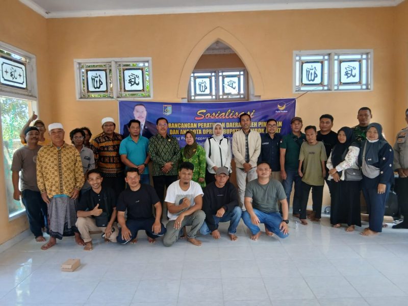 Foto: H. Syukur SH Foto Bareng Masyarakat Usai Sosialisasi Raperda